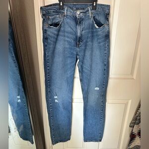 Women’s Levi’s jeans